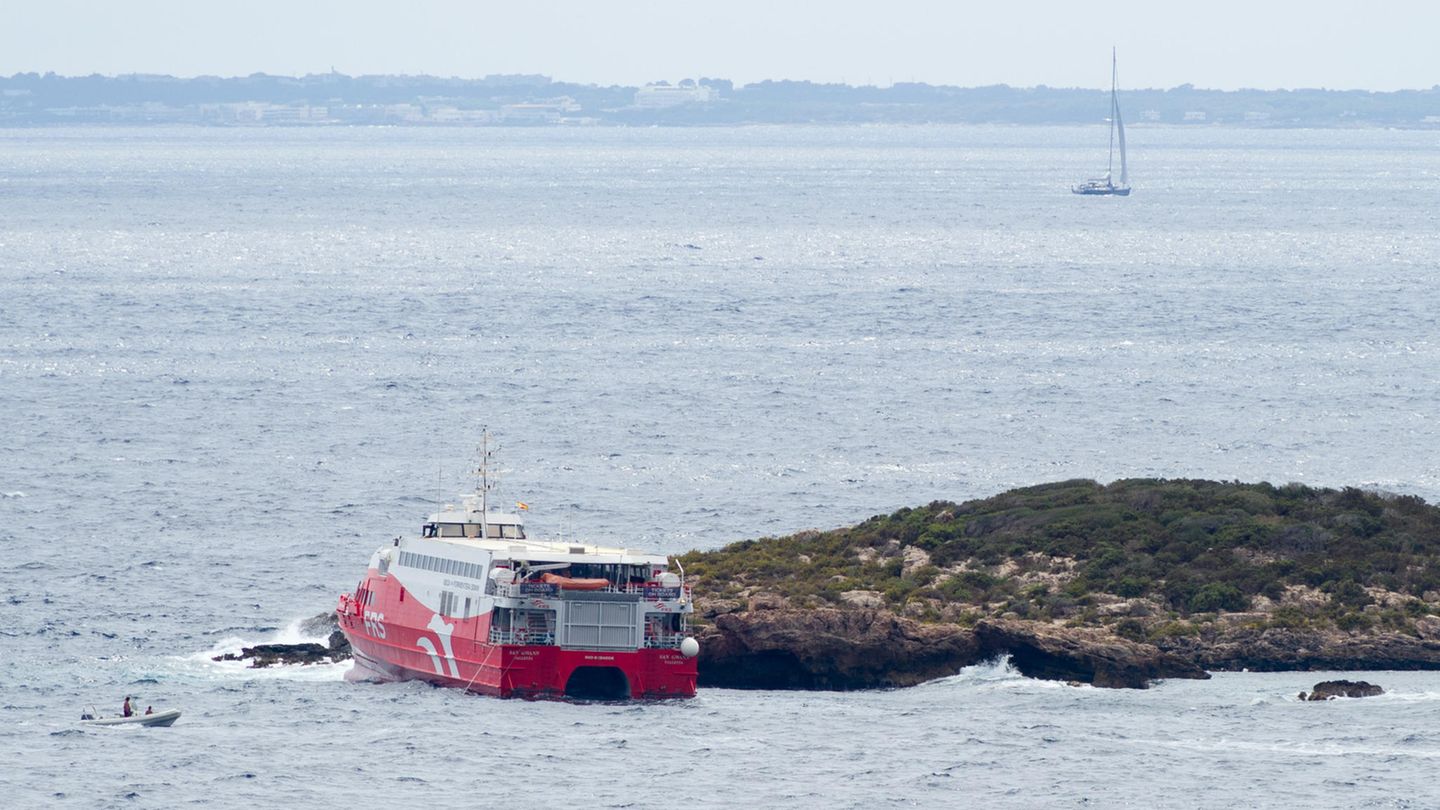 Die Fähre "San Gwann" der Reederei FRS ist auf der kleinen Insel zwischen Ibiza und Formentera auf Grund gelaufen