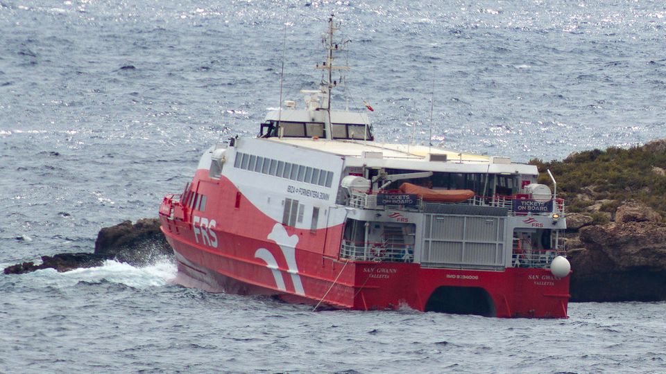 Die Fähre "San Gwann" der Reederei FRS ist auf der kleinen Insel zwischen Ibiza und Formentera auf Grund gelaufen