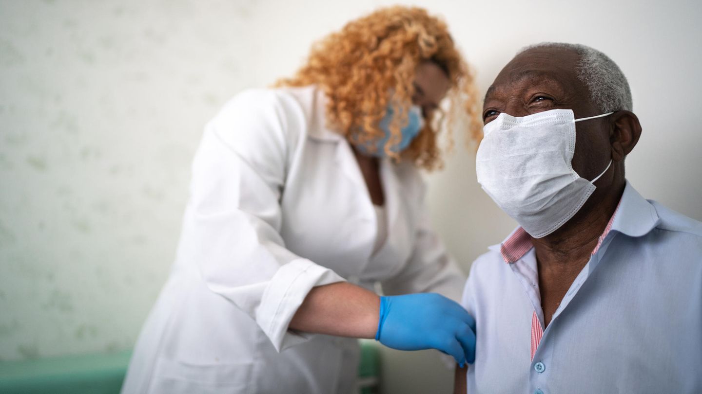 Vaccination in the buttocks: Brazilians cannot get vaccines in their arms
