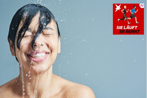 Eine lächelnde Frau duscht