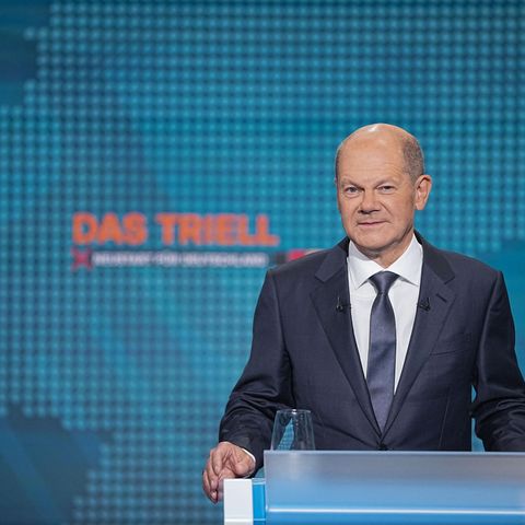 Kanzlerkandidat Olaf Scholz vor der Sendung im Fernseh-Studio in Berlin-Adlershof