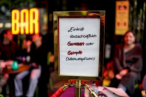 Ein Schild weist darauf hin, dass eine Bar nur geimpfte und genesene Gäste empfängt