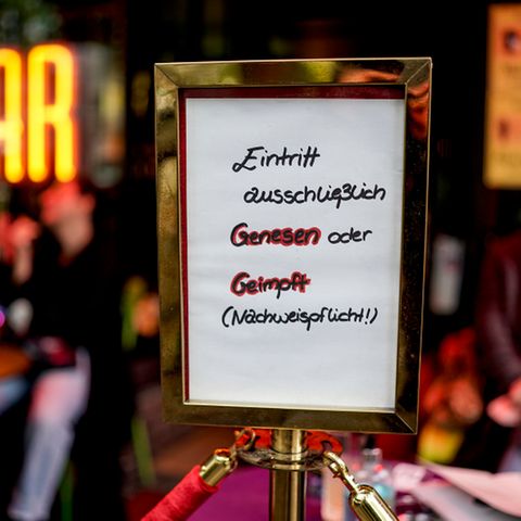 Ein Schild weist darauf hin, dass eine Bar nur geimpfte und genesene Gäste empfängt