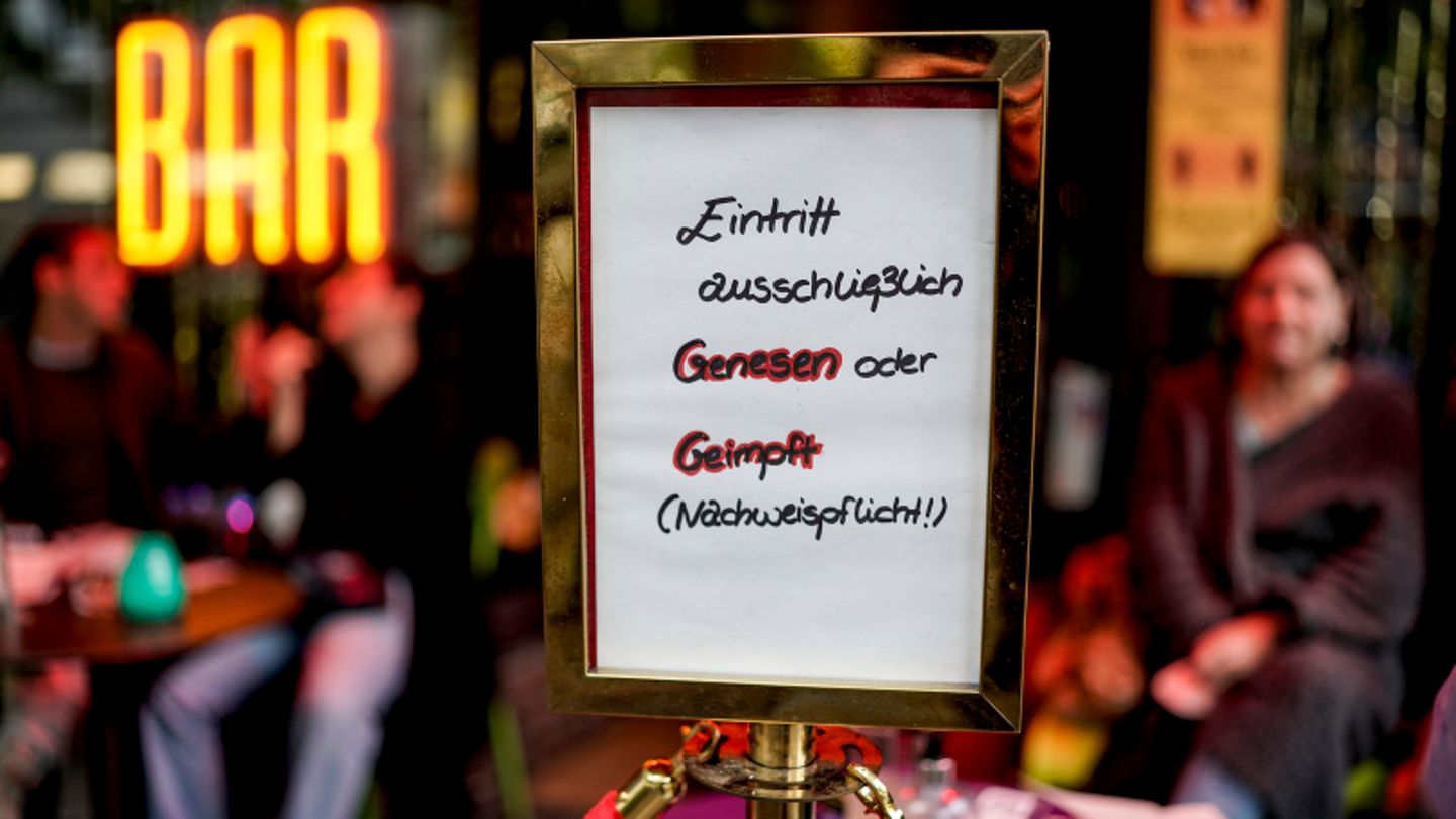 Ein Schild weist darauf hin, dass eine Bar nur geimpfte und genesene Gäste empfängt