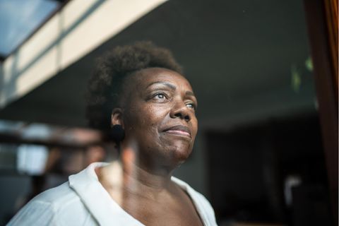 Eine Frau blickt gedankenverloren in die Ferne