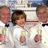 "Das Traumschiff" prägte einen großen Teil ihres beruflichen Lebens: 1981 stach sie erstmals mit dem populären Fernsehdampfer in See, zunächst als Hostess, später als Chefhostess Beatrice von Ledebur. In insgesamt 80 Episoden wirkte sie mit, unter dem Pseudonym Jac(ques) Dueppen schrieb sie auch Drehbücher zu einzelnen Folgen. Hier prostet sie zusammen mit Kapitän Jakob Paulsen (Siegfried Rauch, r.) und Schiffsarzt Dr. Horst Schröder (Horst Naumann) den Zuschauern zu.