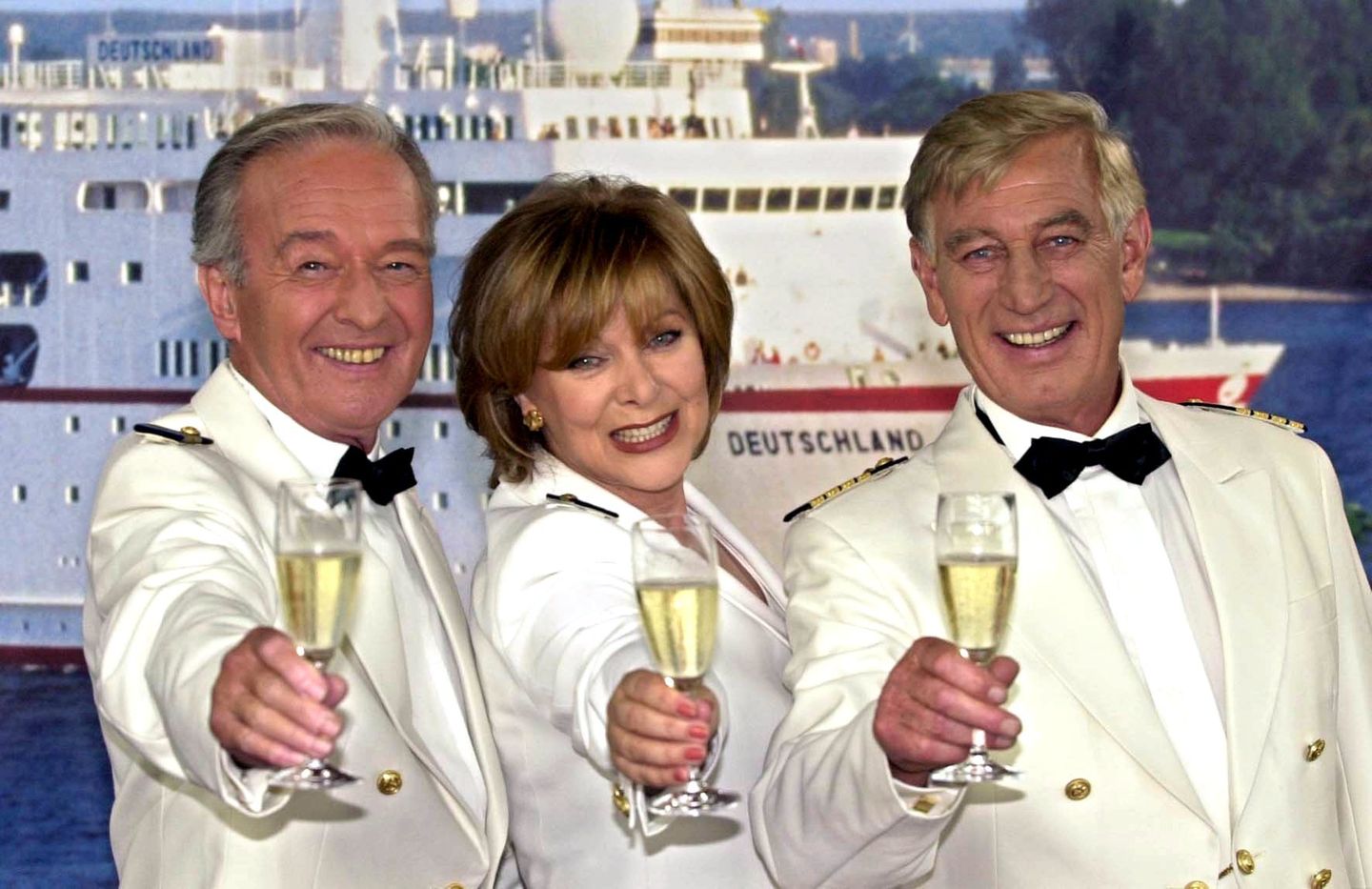 Schauspielerin: "Das Traumschiff" prägte einen großen Teil ihres beruflichen Lebens: 1981 stach sie erstmals mit dem populären Fernsehdampfer in See, zunächst als Hostess, später als Chefhostess Beatrice von Ledebur. In insgesamt 80 Episoden wirkte sie mit, unter dem Pseudonym Jac(ques) Dueppen schrieb sie auch Drehbücher zu einzelnen Folgen. Hier prostet sie zusammen mit Kapitän Jakob Paulsen (Siegfried Rauch, r.) und Schiffsarzt Dr. Horst Schröder (Horst Naumann) den Zuschauern zu. "Das Traumschiff" prägte einen großen Teil ihres beruflichen Lebens: 1981 stach sie erstmals mit dem populären Fernsehdampfer in See, zunächst als Hostess, später als Chefhostess Beatrice von Ledebur. In insgesamt 80 Episoden wirkte sie mit, unter dem Pseudonym Jac(ques) Dueppen schrieb sie auch Drehbücher zu einzelnen Folgen. Hier prostet sie zusammen mit Kapitän Jakob Paulsen (Siegfried Rauch, r.) und Schiffsarzt Dr. Horst Schröder (Horst Naumann) den Zuschauern zu.