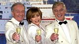 "Das Traumschiff" prägte einen großen Teil ihres beruflichen Lebens: 1981 stach sie erstmals mit dem populären Fernsehdampfer in See, zunächst als Hostess, später als Chefhostess Beatrice von Ledebur. In insgesamt 80 Episoden wirkte sie mit, unter dem Pseudonym Jac(ques) Dueppen schrieb sie auch Drehbücher zu einzelnen Folgen. Hier prostet sie zusammen mit Kapitän Jakob Paulsen (Siegfried Rauch, r.) und Schiffsarzt Dr. Horst Schröder (Horst Naumann) den Zuschauern zu.