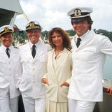 Die "Traumschiff"-Crew veränderte sich im Laufe der Jahre, doch sie war bis 2017 immer dabei. 1983 posiert Heide Keller zusammen mit Horst Naumann als Schiffsarzt, Heinz Weiss als Kapitän und Sascha Hehn als Chefsteward Victor Burger.