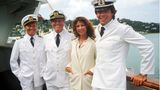 Die "Traumschiff"-Crew veränderte sich im Laufe der Jahre, doch sie war bis 2017 immer dabei. 1983 posiert Heide Keller zusammen mit Horst Naumann als Schiffsarzt, Heinz Weiss als Kapitän und Sascha Hehn als Chefsteward Victor Burger.