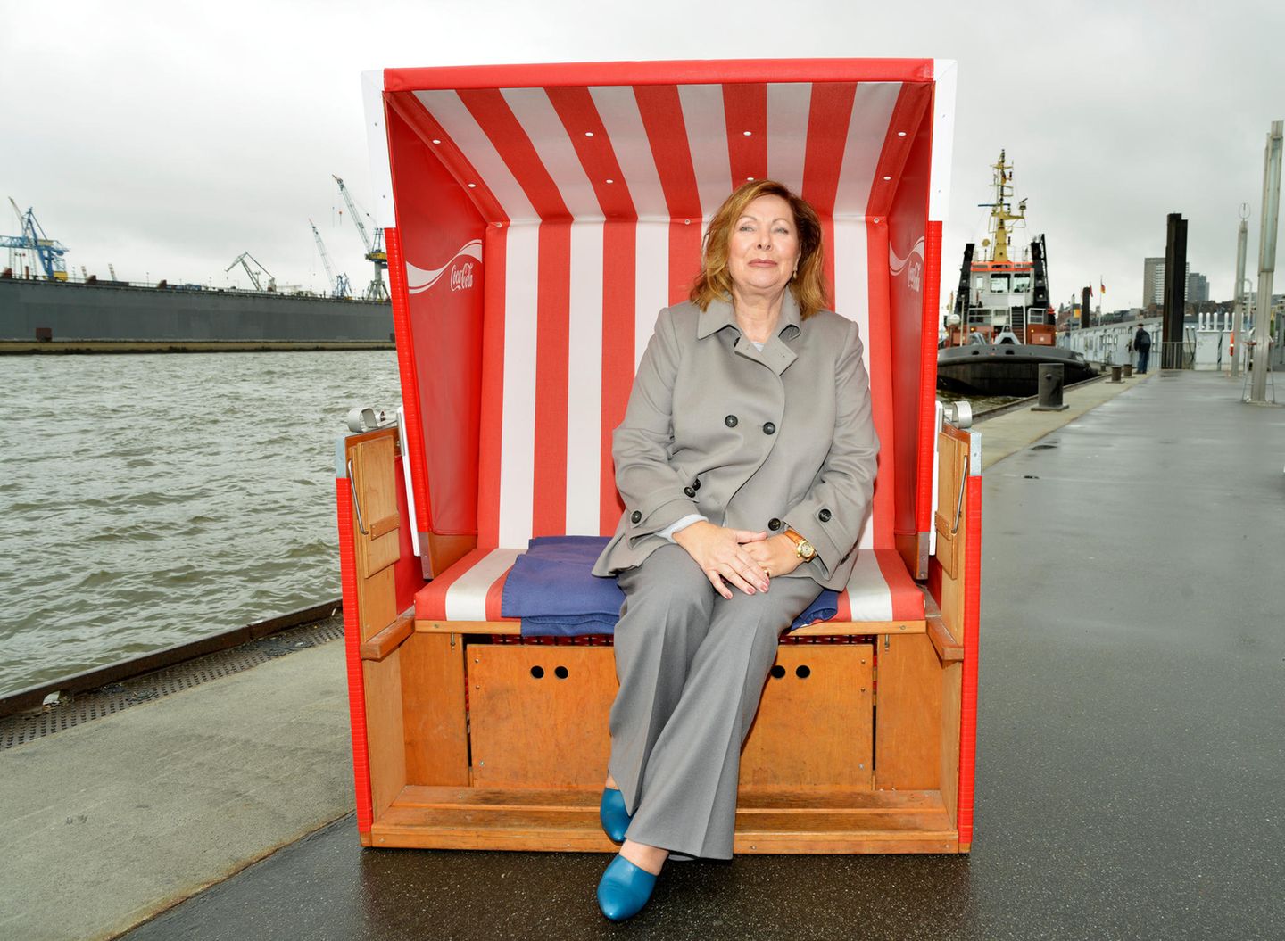 2013 gab es eine Crossoverfolge des "Traumschiffs" mit der ZDF-Polizeiserie "Notruf Hafenkante". Heide Keller machte es sich für Promofotos am Hamburger Elbufer im Strandkorb gemütlich. 