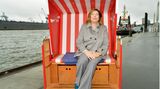 2013 gab es eine Crossoverfolge des "Traumschiffs" mit der ZDF-Polizeiserie "Notruf Hafenkante". Heide Keller machte es sich für Promofotos am Hamburger Elbufer im Strandkorb gemütlich. 