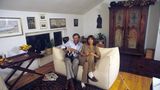 Das Foto entstand 1982. Zu der Zeit lebte das Paar mit Katze in ihrem gemeinsamen Haus in der Nähe von München. Die letzten Jahre vor ihrem Tod lebte Heide Keller in Bonn. Im Alter von 81 Jahren ist Keller vergangenen Freitag verstorben. 