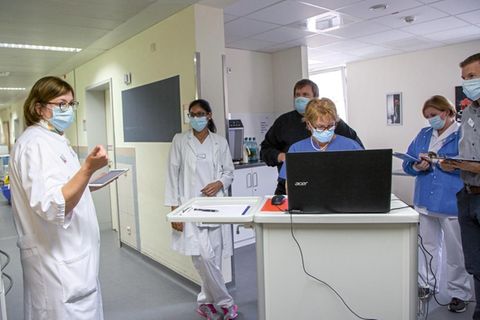 Klinik-Leiterin Raab in einer Teambesprechung