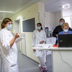 Klinik-Leiterin Raab in einer Teambesprechung