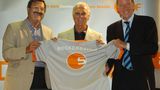 Zusammen mit ZDF-Chefredakteur Nikolaus Brender stellt "Poschi" 2003 den früheren Nationaltrainer Franz Beckenbauer als neuen ZDF-Fußballexperten vor - und überreicht dem Kaiser ein Trikot mit der Rückennummer 5.