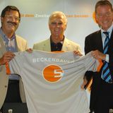 Zusammen mit ZDF-Chefredakteur Nikolaus Brender stellt "Poschi" 2003 den früheren Nationaltrainer Franz Beckenbauer als neuen ZDF-Fußballexperten vor - und überreicht dem Kaiser ein Trikot mit der Rückennummer 5.