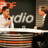 So werden ihn die meisten Fernsehzuschauer in Erinnerung behalten: Wolf-Dieter Poschmann beim konzentrierten Interview im "Aktuellen Sportstudio". Von 1994 bis 2011 moderierte er die Sendung. Seit 1986 arbeitete "Poschi" für das ZDF, zunächst als Hospitant, dann als freier Mitarbeiter der Hauptredaktion Sport. 1993 wurde er fest angestellter Redakteur, schon zwei Jahre später wurde er zum Leiter der Hauptredaktion Sport befördert.