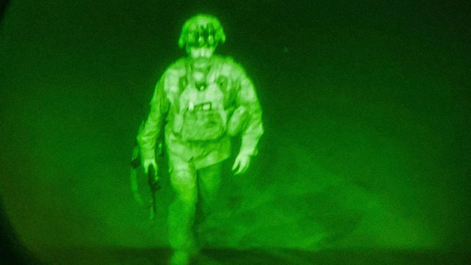Abzug aus Afghanistan: US-Generalmajor Chris Donahue betritt eine C-17-Maschine