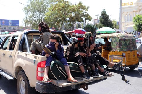 Mehere Taliban-Kämpfer fahren auf der Ladefläche eines Pickup-Trucks durch Kabul