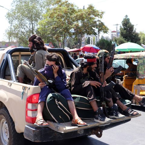 Mehere Taliban-Kämpfer fahren auf der Ladefläche eines Pickup-Trucks durch Kabul