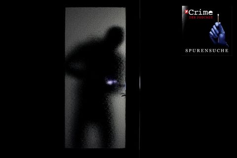 Silhouette eines Menschen hinter einer Glastür