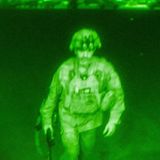 Generalmajor Chris Donahue, letztes Mitglied der US-Streitkräfte, besteigt ein Frachtflugzeug