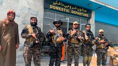 Kämpfer der Taliban stehen nach dem Abzug der USA auf dem internationalen Flughafen Hamid Karzai.