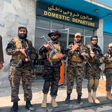 Kämpfer der Taliban stehen nach dem Abzug der USA auf dem internationalen Flughafen Hamid Karzai.