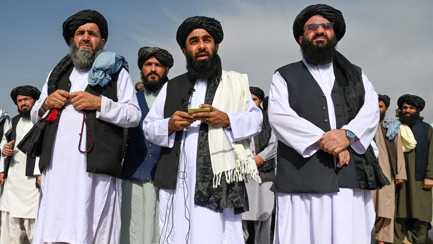 Taliban-Sprecher Sabihullah Mudschahid spricht zu Medienvertretern am Flughafen von Kabul