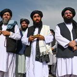 Taliban-Sprecher Sabihullah Mudschahid spricht zu Medienvertretern am Flughafen von Kabul