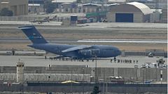 US-Soldaten besteigen ein Flugzeug der Air Force