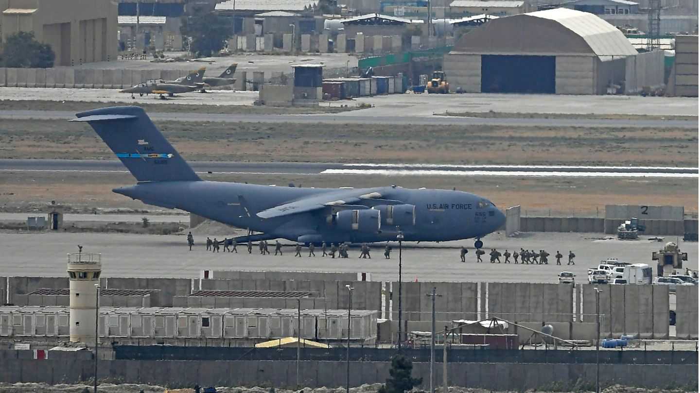 Boarding, letzter Aufruf US-Soldaten besteigen ein Flugzeug der Air Force