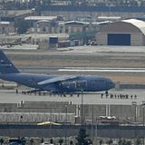 US-Soldaten besteigen ein Flugzeug der Air Force