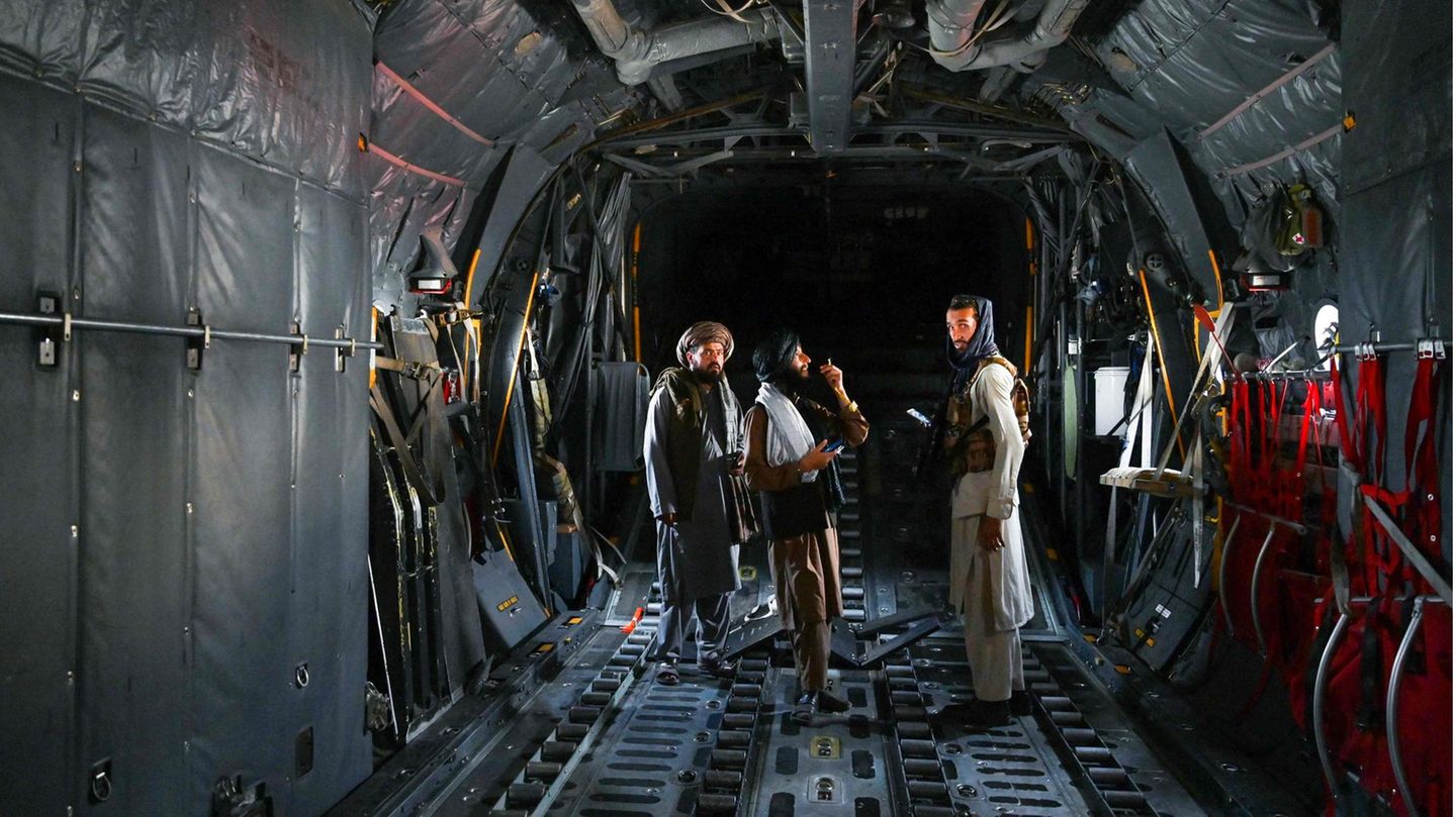 Taliban inspizieren ein Flugzeug der afghanischen Air Force