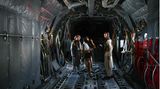 Taliban inspizieren ein Flugzeug der afghanischen Air Force