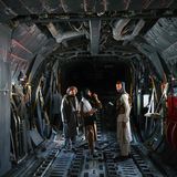 Taliban inspizieren ein Flugzeug der afghanischen Air Force