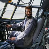Ein Kämpfer der Taliban sitzt im Cockpit eines Flugzeugs der afghanischen Air Force