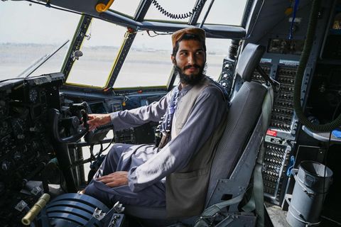 Ein Kämpfer der Taliban sitzt im Cockpit eines Flugzeugs der afghanischen Air Force