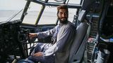 Ein Kämpfer der Taliban sitzt im Cockpit eines Flugzeugs der afghanischen Air Force