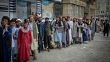 Afghanen warten darauf, dass die Banken in Kabul öffnen