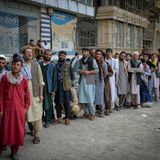 Afghanen warten darauf, dass die Banken in Kabul öffnen
