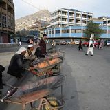 Verkäufer warten am Straßenrand auf Kundschaft. Bewohner von Kabul sprechen von einem insgesamt ruhigen Tagesbeginn in der afghanischen Hauptstadt. So seien etwa die meisten Geschäfte im Stadtteil Schahr-e Nau geöffnet, hätten aber kaum Kunden.