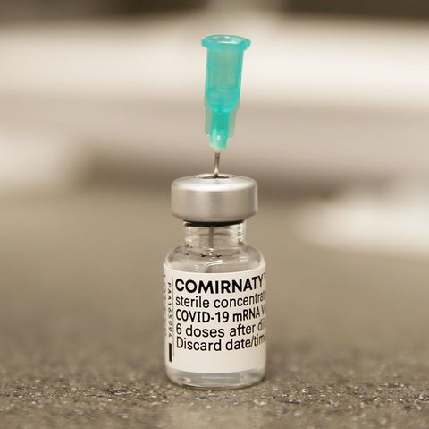 Corona Boosterimpfung: Ein Fläschchen mit Impfstoff von Biontech/Pfizer steht auf einem Tisch
