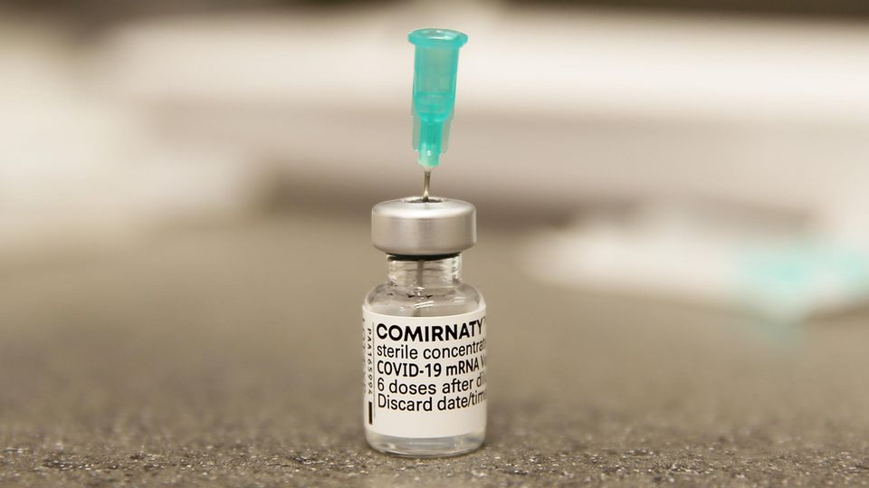 Corona Boosterimpfung: Ein Fläschchen mit Impfstoff von Biontech/Pfizer steht auf einem Tisch