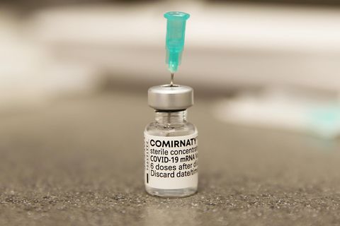 Corona Boosterimpfung: Ein Fläschchen mit Impfstoff von Biontech/Pfizer steht auf einem Tisch