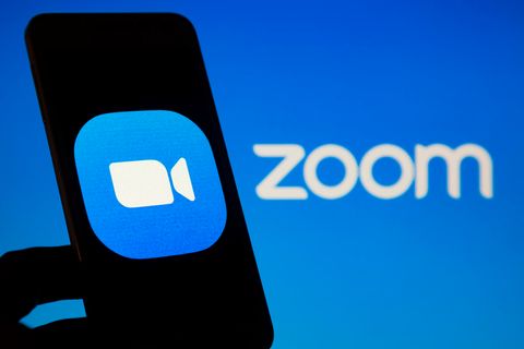 Das Zoom-Logo auf einem Smartphone Bildschirm.
