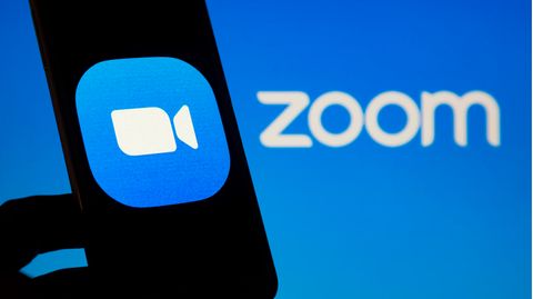 Das Zoom-Logo auf einem Smartphone Bildschirm.