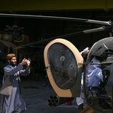 Ein Kämpfer der Taliban fotografiert einen beschädigten MD-530-Helikopter der afghanischen Air Force