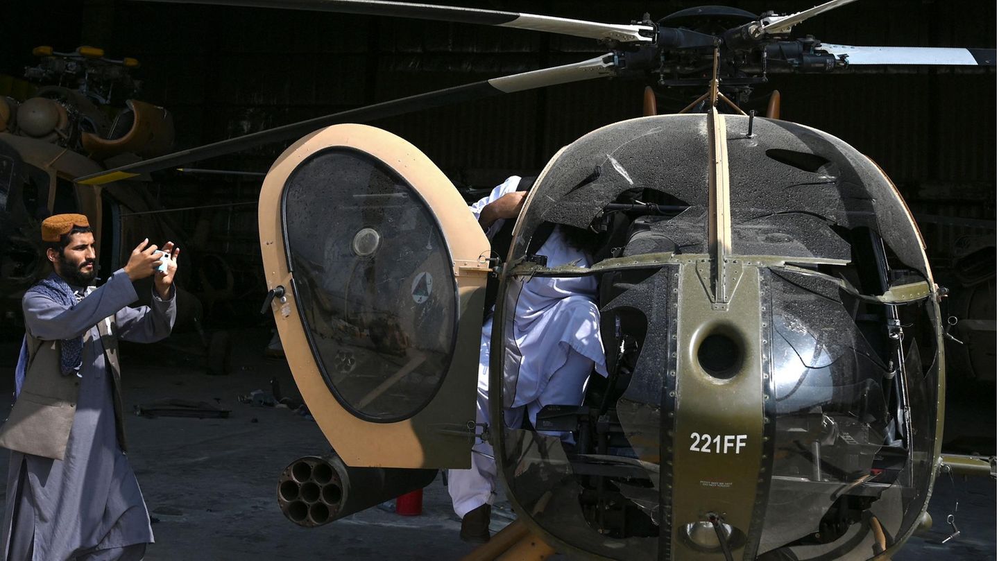 Das muss festgehalten werden Ein Kämpfer der Taliban fotografiert einen beschädigten MD-530-Helikopter der afghanischen Air Force